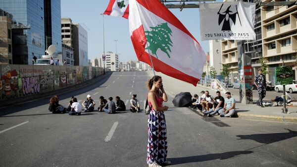 Женщина с флагом Ливана во время антиправительственных протестов в Бейруте