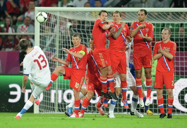 Игровой момент матча Чехия - Россия на ЕВРО-2012
