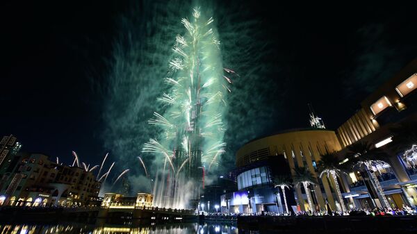 Фейерверк на небоскребе Бурдж-Халифа в Дубаи