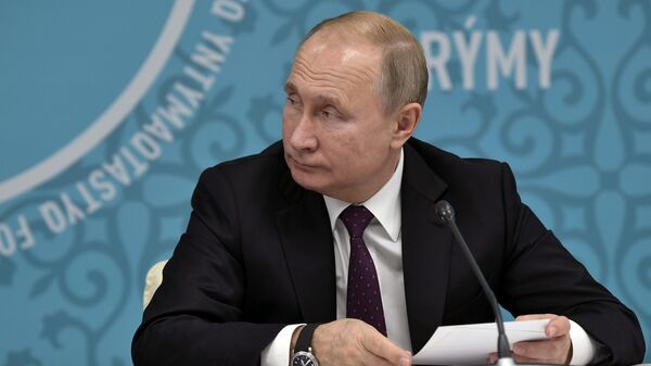 Президент РФ Владимир Путин во время заседания XVI Форума межрегионального сотрудничества России и Казахстана