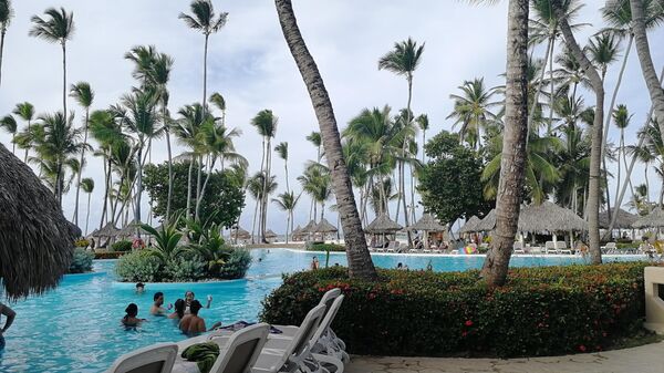 Доминикана. Туристы в бассейне отеля Melia Punta Cana Beach Resort