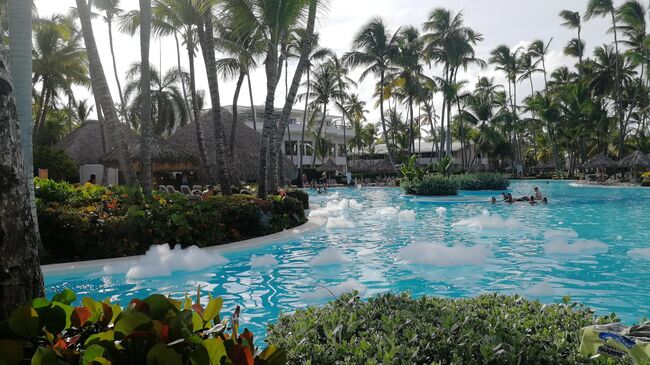 Доминикана. Вид бассейна отеля Melia Punta Cana Beach Resort после пенной вечеринки
