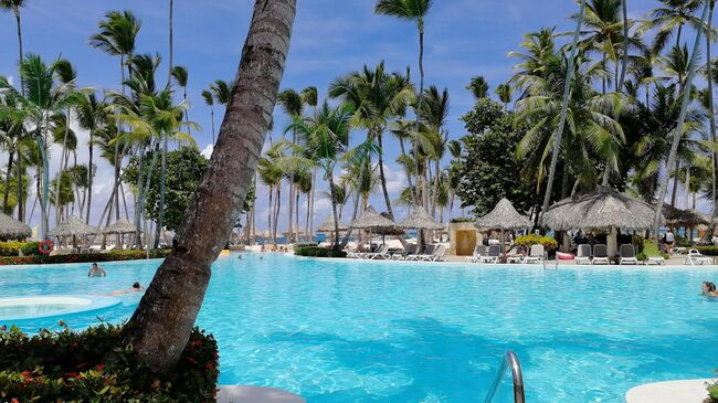 Доминикана. В бассейне отеля Melia Punta Cana Beach Resort