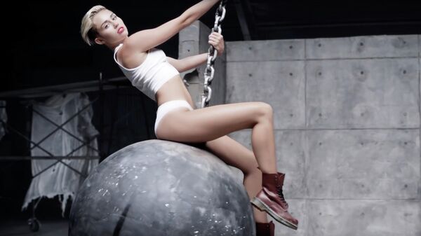 Стоп-кадр видео музыкального клипа Wrecking Ball исполнительницы Destiny Hope Cyrus