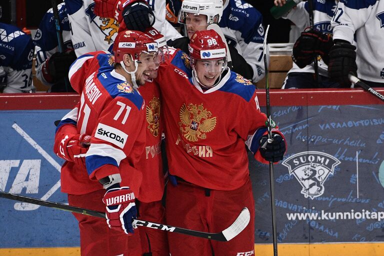 Антон Бурдасов, Рушан Рафиков и Андрей Кузьменкорадуются заброшенной шайбе