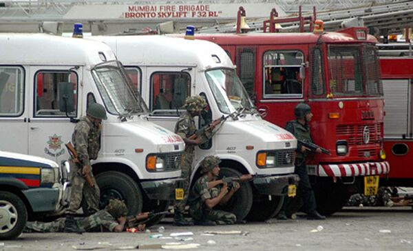 Военные возле отеля Тадж-Махал в Мумбаи во время террористической атаки