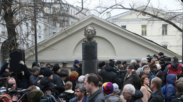 Памятник поэту Серебряного века Осипу Мандельштаму открыт в Москве
