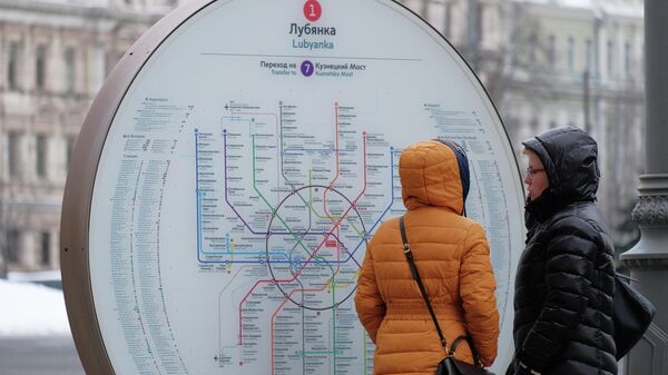 Уличная схема линий Московского метро у входа на станцию Лубянка