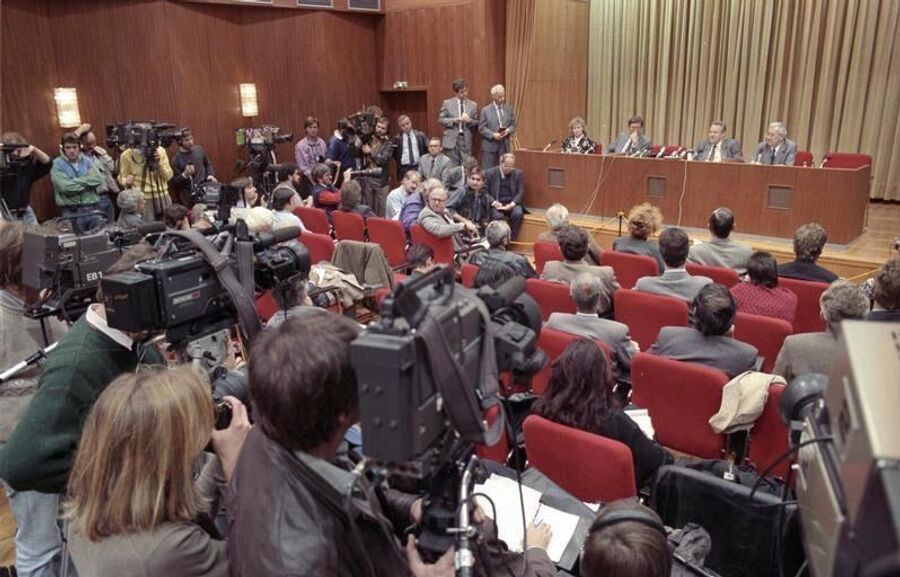Пресс-конференция, на которой выступал Гюнтер Шабовски, 9 ноября 1989