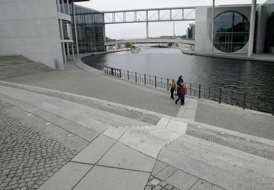 Туристы идут по историческому маршруту Berliner Mauerweg, проходящему на месте расположения Берлинской стены