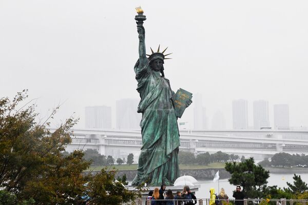 Статуя Свободы на острове Одайба в Токио