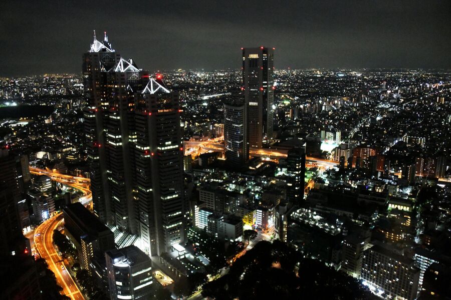Вид на ночной Токио со смотровой площадки Токийского муниципалитета