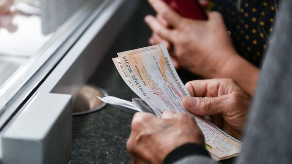 Мужчина покупает билеты на железнодорожном вокзале в Симферополе