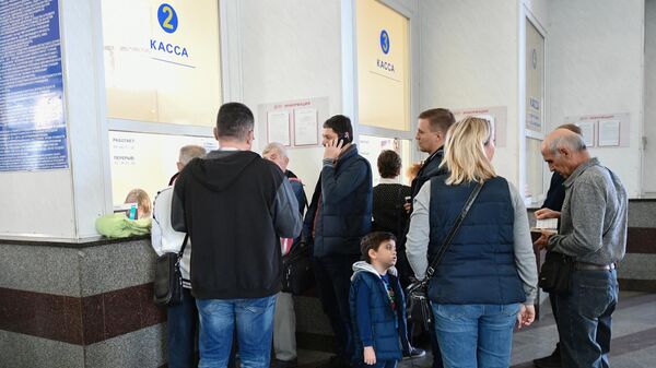 Пассажиры покупают билеты на железнодорожном вокзале в Симферополе. 8 ноября 2019