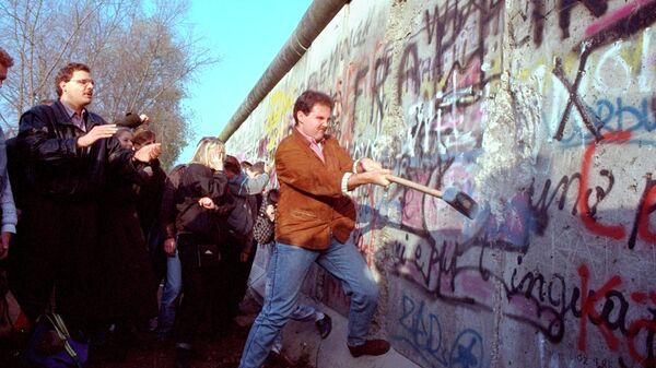 Житель Западного Берлина разрушает стену. 1989 год