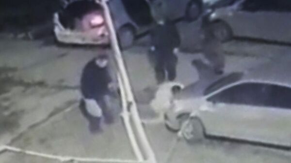Кадр из видео, на котором таксисты избивают пассажира