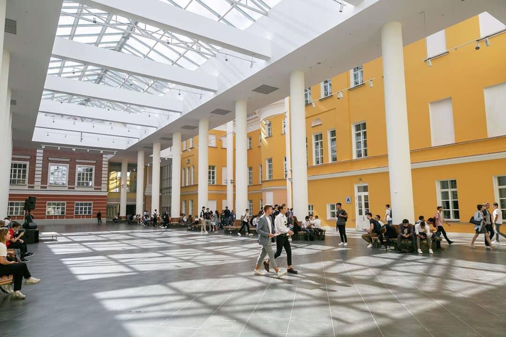 Студенты в здании Высшей школы экономики на Покровском бульваре - РИА Новости, 1920, 23.12.2021