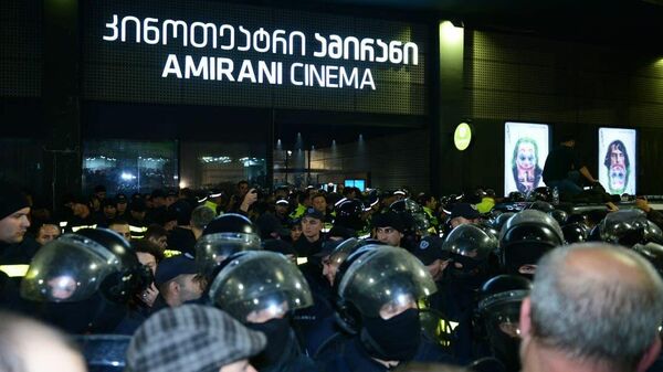 Акция протеста против показа премьеры фильма А потом мы танцевали в Тбилиси