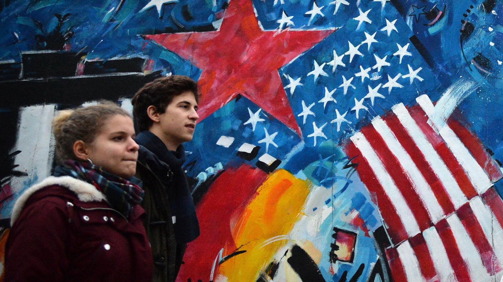 Молодые люди у фрагмента Берлинской стены на Мюленштрассе - РИА Новости, 1920, 03.10.2020