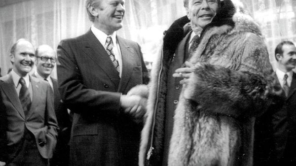 Президент США Джеральд Форд и Генеральный секретарь ЦК КПСС Леонид Ильич Брежнев во время встречи во Владивостоке. 1974 год