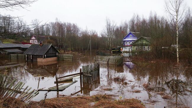 Последствия подтопления в поселке Крестцы Новгородской области