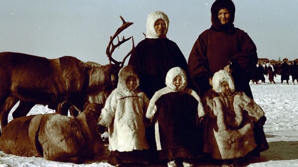 Ненецкая семья на празднике Севера в окрестностях Нарьян-Мара