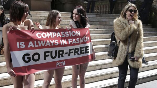 Участницы организации по защите прав животных PETA во время акции протеста против использования меха в индустрии моды в Сиднее, Австралия