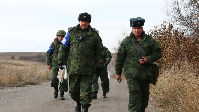 Члены СЦКК в селе Петровское в Донецкой области, где должен состояться отвод сил бойцов подразделений ДНР