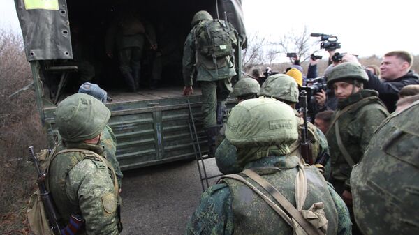Военнослужащие Народной милиции ДНР покидают свои позиции у села Петровского