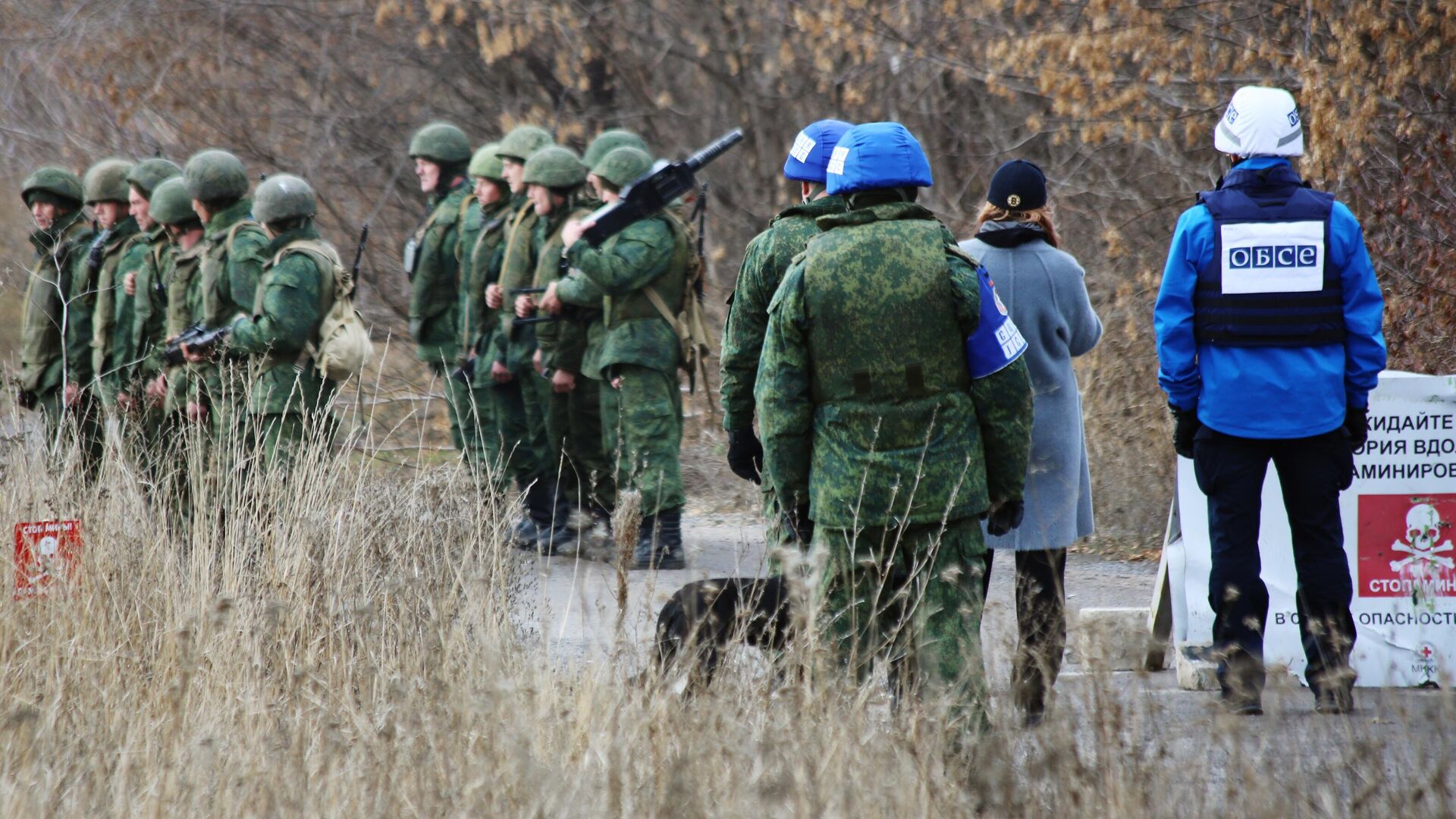 Военнослужащие Народной милиции ДНР покидают свои позиции у села Петровского - РИА Новости, 1920, 28.04.2021