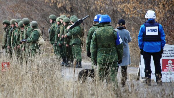 Военнослужащие Народной милиции ДНР покидают свои позиции у села Петровского
