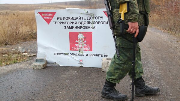 Сапер Народной милиции ДНР перед началом отвода подразделений из участка возле села Петровское