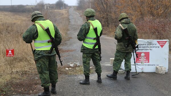 Саперы Народной милиции ДНР перед началом отвода подразделений из участка возле села Петровское