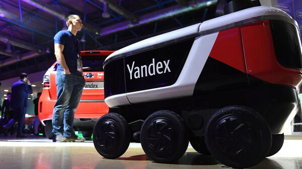 Беспилотный робот-курьер Яндекс.ровер на стенде компании Yandex на конференции по искусственному интеллекту Artificial Intelligence Journey (AIJ) в Москве