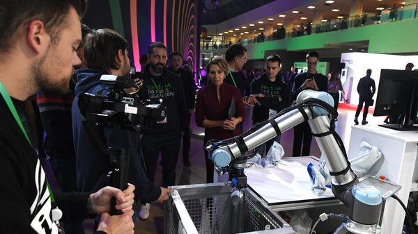 Робот-рука на стенде компании Сбербанка на конференции по искусственному интеллекту Artificial Intelligence Journey (AIJ) в Москве