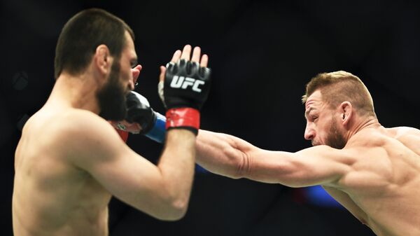 Слева направо: Абубакар Нурмагомедов (Россия) и Давид Завада (Германия) во время боя в полусреднем весе на турнире по смешанным единоборствам UFC Fight Night в Москве.