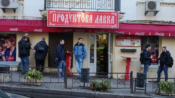 Люди на одной из улиц в центре Киева
