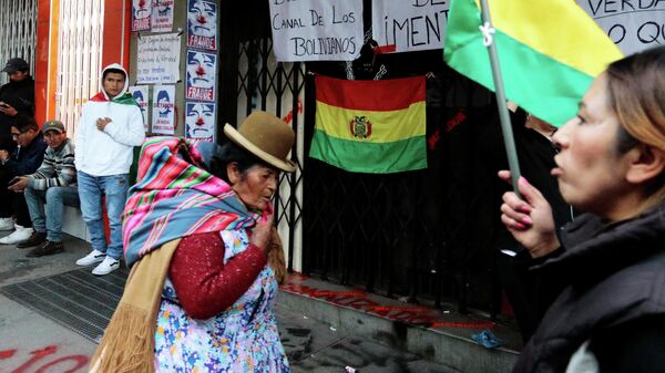 Демонстранты у входа в здание государственного боливийского телеканала Bolivia TV и радио Patria Nueva
