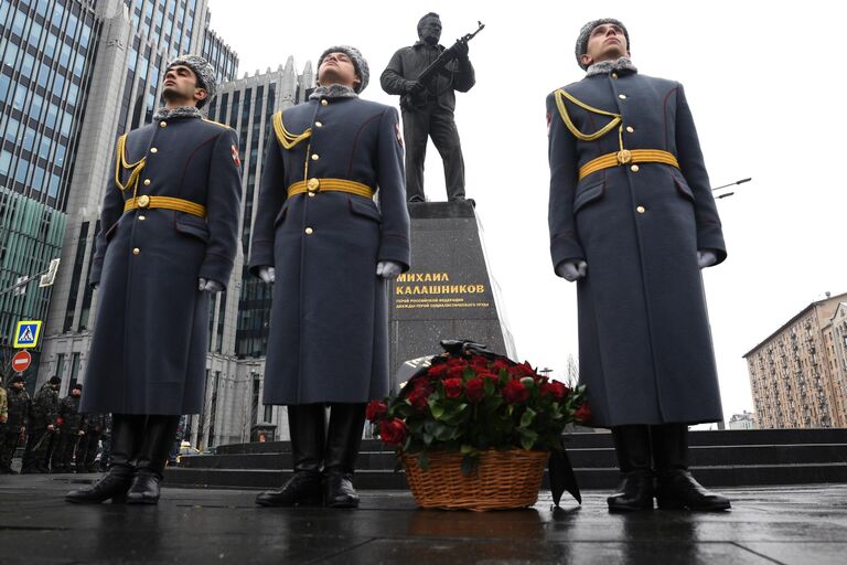 Церемония возложения цветов к памятнику Михаилу Калашникову в Оружейном сквере. 10 ноября 2019