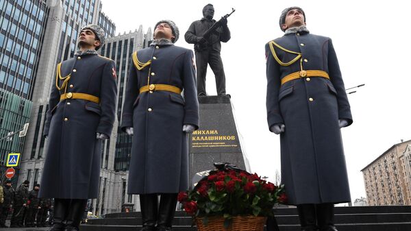 Церемония возложения цветов к памятнику Михаилу Калашникову в Оружейном сквере. 10 ноября 2019