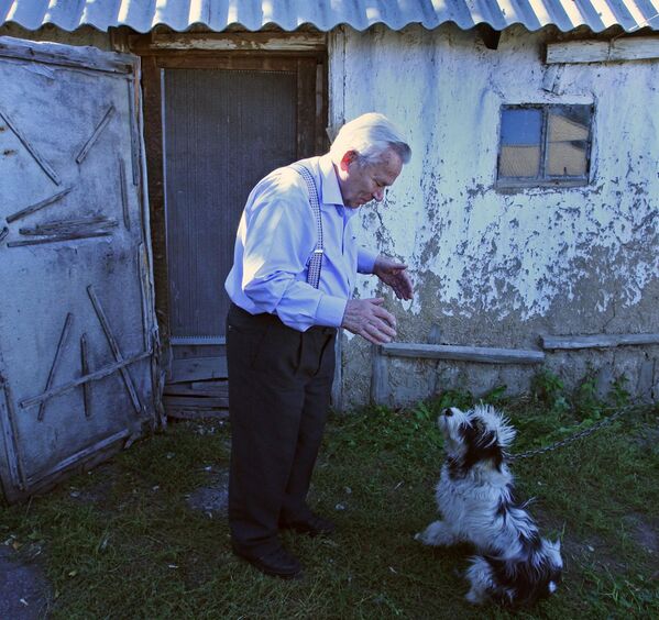 Михаил Калашников с собакой в селе Курья Алтайского края