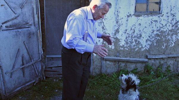 Михаил Калашников с собакой в селе Курья Алтайского края