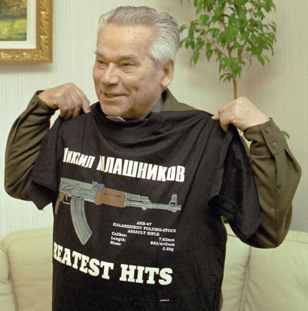 Российский конструктор стрелкового оружия, изобретатель автомата АК-47 Михаил Калашников с подарочной футболкой