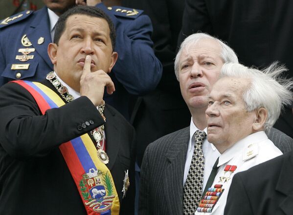 Президент Венесуэлы Уго Чавес и конструктор-оружейник Михаил Калашников во время празднования Дня независимости в Каракасе. 5 июля 2006