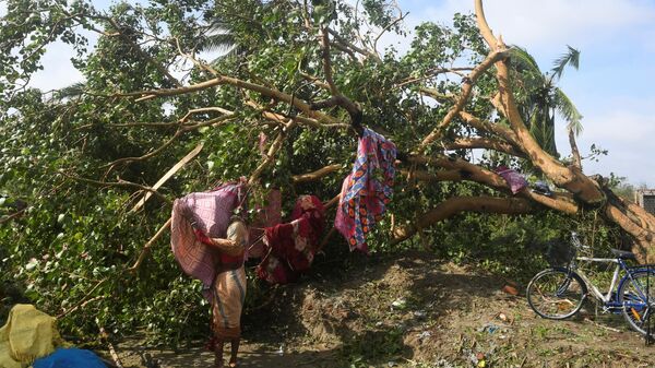 Местные жители после циклона   в регионе Бакхали, Бангладеш. 10 ноября 2019