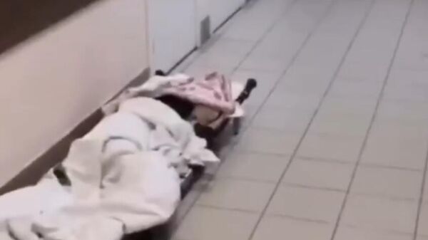 В Орске пациентку больницы оставили на носилках в коридоре  