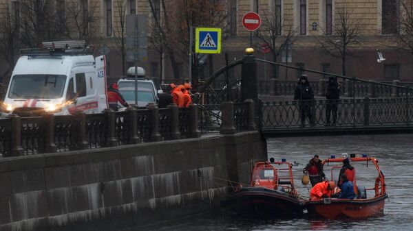 Сотрудники поисково-спасательной службы участвуют в следственных действиях на реке Мойке в Санкт-Петербурге. 10 ноября 2019