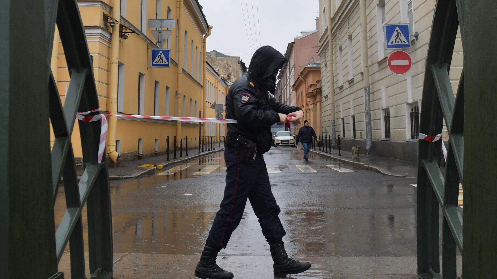 Сотрудник правоохранительных органов огораживает территорию на время следственных действий в Санкт-Петербурге - РИА Новости, 1920, 15.11.2021