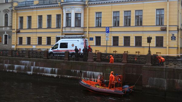 Сотрудники поисково-спасательной службы участвуют в следственных действиях на реке Мойке в Санкт-Петербурге. 10 ноября 2019