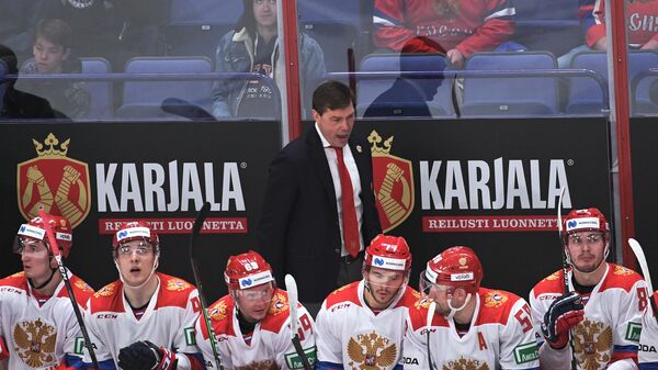 Алексей Кудашов (в центре на втором плане) и хоккеисты сборной России